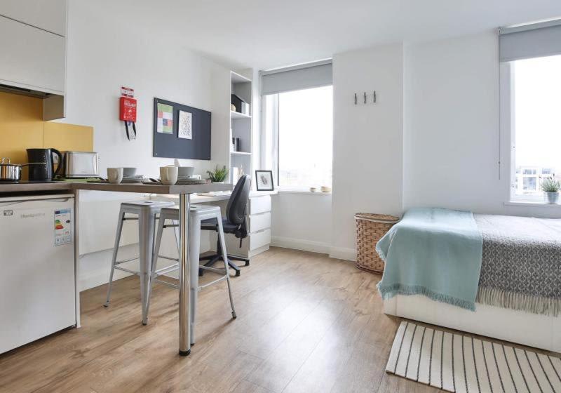 Charming Ensuite Bedrooms At The Brickworks In Apartment *